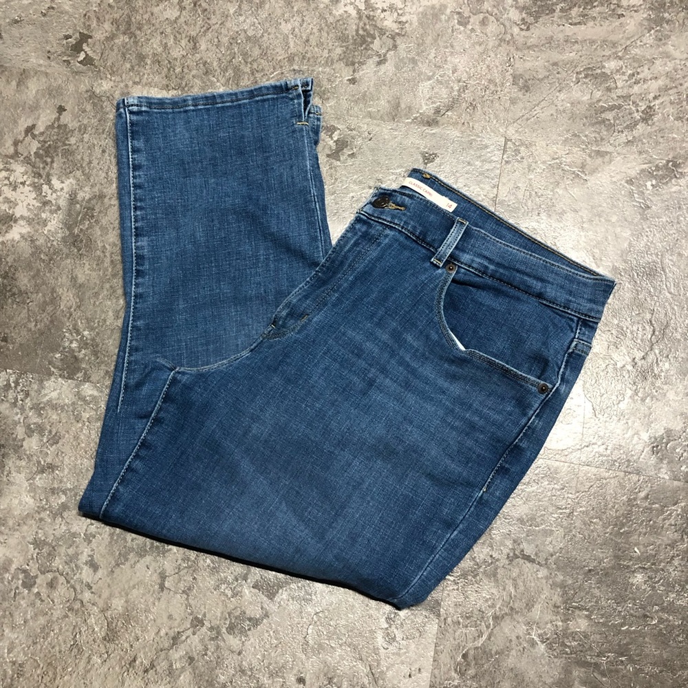 LIKE NEW! LEVI Women’s Capri Jeans Plus Size. Inseam is 21.5” waist flat lay 18”